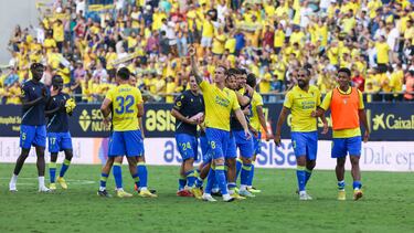 Los jugadores del Cádiz celebran una victoria.