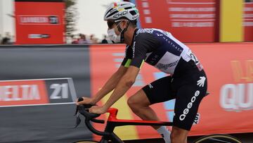 El italiano del Qhubeka-NextHash Fabio Aru se dirige al control de firmas antes de la d&eacute;cima etapa de la Vuelta a Espa&ntilde;a entre Roquetas de Mar, en Almer&iacute;a, y Rinc&oacute;n de la Victoria.