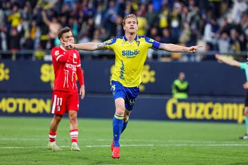 A pesar de los rumores de una posible salida, ?lex fue titular contra el Cartagena y marc un golazo. Al 8 amarillo le lleg un baln franco en la frontal del rea y se sac un zapatazo perfecto, imparable. Su cuarto flechazo en lo que va de temporada.