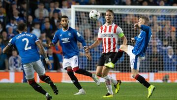 Luuk de Jong ante el Rangers.