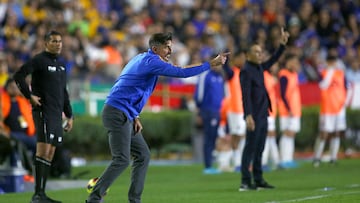 Tigres' Serbian coach Veljko Paunovic gestures during the Liga MX Clausura football match between Tigres and Cruz Azul at the UANL University Stadium in Monterrey, Mexico, on February 15, 2025. (Photo by Julio Cesar AGUILAR / AFP)