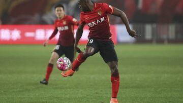 Jackson Martinez of Guangzhou Evergrande controls the ball beautifully.