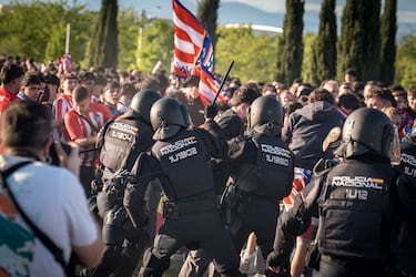 Cargas policiales contra algunos aficionados en las inmediaciones del estadio.