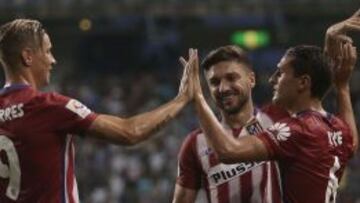Torres y Siqueira felicitan a Koke después de que el rojiblanco marcara un gol olímpico desde el córner derecho.