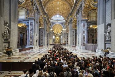Cientos de personas esperan para despedirse del papa Francisco en la Basílica de San Pedro. 