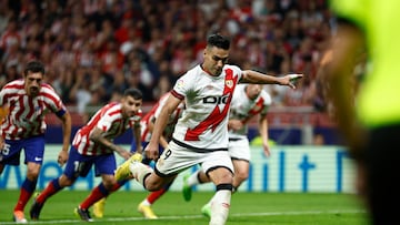 MADRID, 18/10/2022.- El delantero colombiano del Rayo Vallecano, Radamel Falcao, lanza el penalti que ha significado el empate a uno definitivo durante el encuentro correspondiente a la jornada décima de primera división que han disputado hoy martes frente al Atlético de Madrid en el estadio Metropolitano, en Madrid. EFE / Rodrigo Jiménez.