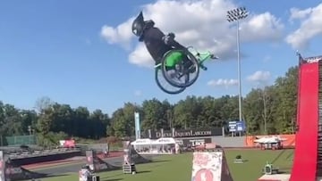 El rider de WCMX Aaron Fotheringham realizando un Doble Backflip 360 en la Megarampa de Nitro Circus. 