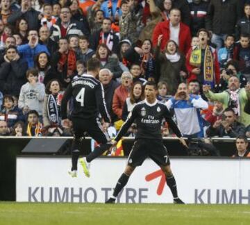 El delantero portugués del Real Madrid Cristiano Ronaldo celebra el gol marcado al Valencia, durante el partido de la decimo séptima jornada de Liga de Primera División