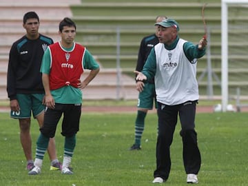 Discípulo de Bielsa en Newell's Old Boys se perfilaba como un técnico emergente en Argentina, pero en la banca de Wanderers los resultados jamás acompañaron al argentino. 