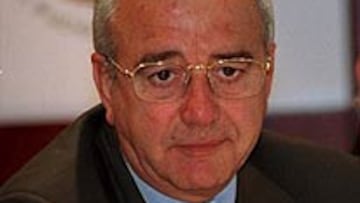 <b>EN LA CASA DE ESPAÑA.</B> Roig, ex presidente del Valencia, quiso tener un detalle con los jugadores que llevaron al éxito al equipo y les entregó un anillo al estilo NBA aprovechando la cena de toda la selección en la 'Casa de España' en Ulsan.