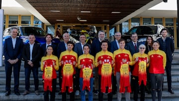 Los triatletas, con responsables del CSD, FETRI y patrocinadores en el Consejo Superior de Deportes.