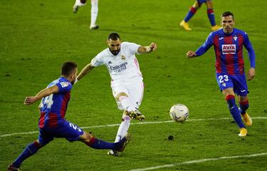 En una de las salidas más difíciles de lo queda de año, el Madrid ganó en Ipurua, el estadio del Eibar, gracias a una espectacular actuación de Karim Benzema, que marcó un gol y dio dos asistencias. Los blancos jugaron unos 20 primeros minutos espléndidos, antes de que el cuadro armero recortase distancias en el marcador y estuviese a punto de lograr el empate. Una última acción del delantero francés permitió a Lucas Vázquez sentenciar el partido.