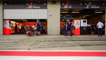 Mucho trabajo en el box del Repsol Honda.