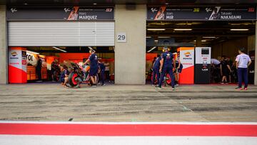 Mucho trabajo en el box del Repsol Honda.