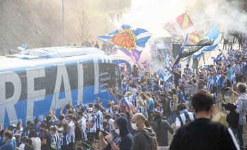 Numerosos seguidores de la Real Sociedad se han agolpado en los alrededores de Zubieta para despedir al club antes de la final de la Copa del Rey.