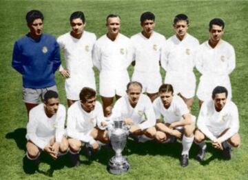 18/05/1960 Final de la Copa de Europa entre el Real Madrid y el Eintracht. Equipo que ganó la Copa posando con el trofeo