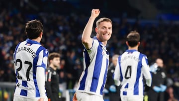 Sergio Gómez celebra un gol con la Real Sociedad.