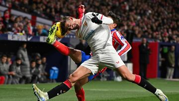 El defensa del equipo sevillano fue fundamental en el ataque. Participó en dos de los tres goles. En el de Isaac Romero, su acompañamiento y sus dos paredes con el delantero, de manual de fútbol.