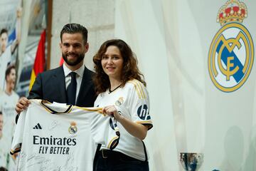 El capitán del Real Madrid Nacho Fernández posa con la presidenta de la Comunidad de Madrid, Isabel Díaz Ayuso en su visita a la Real Casa de Correos.