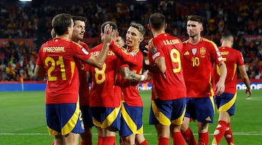 4-0. Mikel Oyarzabal celebra con sus compañeros el cuarto tanto.