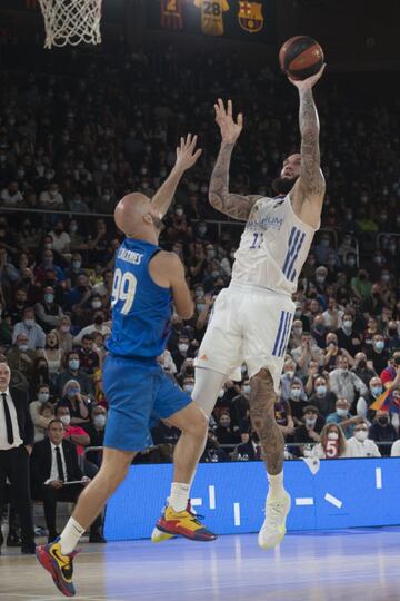 Vincent Poirier lanza ante Nick Calathes.