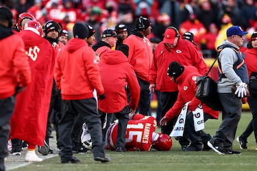 El quarterback  de los Kansas City Chiefs yace en el suelo tras lesionarse en el último cuarto de un partido de la NFL entre Los Angeles Chargers y Kansas City Chiefs.
