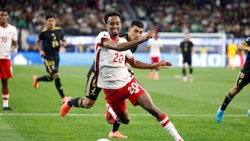 INGLEWOOD (United States), 21/03/2025.- Ali Ahmed of Canada (Front) in action against Erik Lira of Mexico (Back) during the second half of the CONCACAF Nations League Semifinals soccer match between Canada and Mexico in Inglewood, California, USA, 20 March 2025. EFE/EPA/CAROLINE BREHMAN