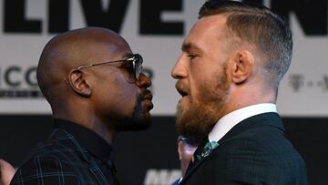 Floyd Mayweather y Conor McGregor se encaran durante la rueda de prensa previa a su combate de este s&aacute;bado en Las Vegas.