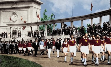 España acudía por primera vez a unos Juegos de manera oficial, y el portador de la bandera en el desfile inaugural fue el futbolista Mariano Arrate.