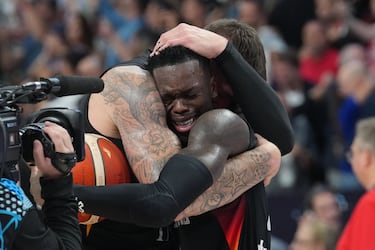 La selección de Alemania campeona de Europa tras derrotar a Turquía 83-88. En la imagen, Dennis Schroder abrazado a un compañero tras finalizar el encuentro.