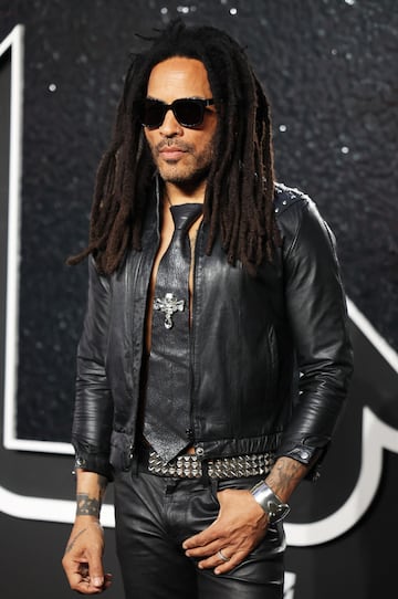 Lenny Kravitz, cantante, compositor, multiinstrumentista y productor estadounidense, posa en la alfombra de los MTV Video Music Awards.