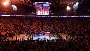 Equipos de la NBA usaron el #NeverForget al mandar mensajes para recordar a las víctimas del 11 de septiembre del 2001 en la caída de las Torres Gemelas.