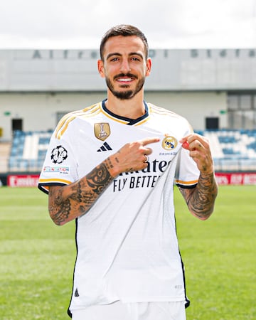 Joselu ya se ha enfundado la camiseta del Real Madrid en su presentación como nuevo jugador.