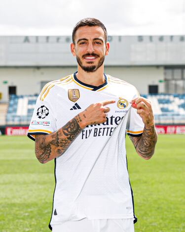 Joselu ya se ha enfundado la camiseta del Real Madrid en su presentación como nuevo jugador.