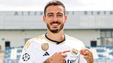 Joselu ya se ha enfundado la camiseta del Real Madrid en su presentación como nuevo jugador.
