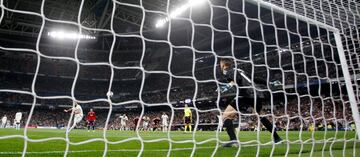 Karim Benzema estrella en el larguero el lanzamiento del penalti.