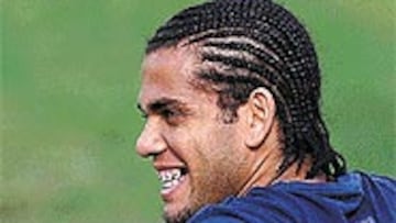 <b>EL LOOK DE LA SUERTE</B> Daniel Alves, criticado en los primeros encuentros de Liga. Ha decidido cambiar de aspecto.