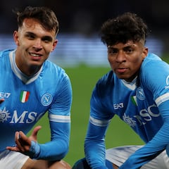 El Nápoles responde al doblete de Malen con una samba brasileña