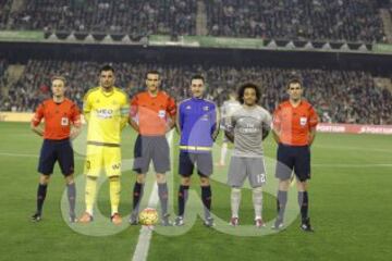 El árbitro Martínez Munuera acompañado por sus asistentes Aguilar Rodríguez y Canales Cerda, el cuarto árbitro Gil Coscollà y los capitanes Adán y Marcelo.