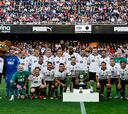 El Valencia homenajea al equipo del triplete