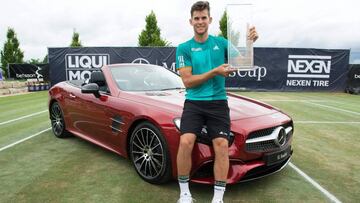 Dominic Thiem posa con el trofeo de campe&oacute;n y el premio de un Mercedes-Benz SL 500 tras proclamarse ganador del Torneo de Stuttgart.