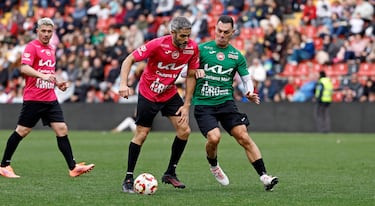El periodista Roberto Leal lucho por el balón junto a Javier Casquero, exfutbolista y entrenador español.