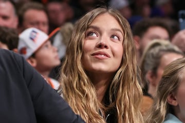 Sydney Sweeney, actriz y productora estadounidense, en las gradas del Barclays Center de Brooklyn.