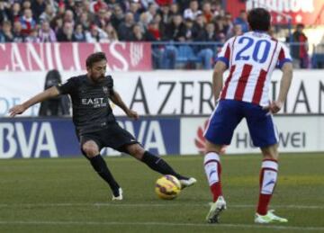 El centrocampista del Levante José Luis Morales con el balón ante el defensa del Atlético de Madrid Juanfran Torres, durante el partido de la decimoséptima jornada de Liga de Primera División