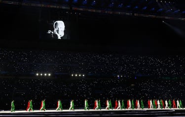 Homenaje a Giorgio Armani durante la ceremonia de apertura de los Juegos Olímpicos de Invierno.