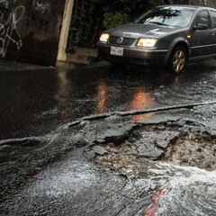 ¿Caíste en un bache? Así puedes reclamar al gobierno los daños a tu coche