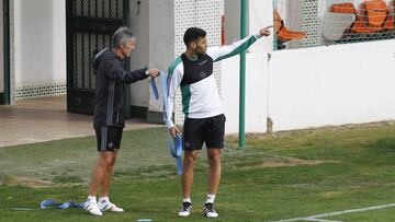 Bruno, durante un entrenamiento del Betis, junto al preparador Nacho Oria. 