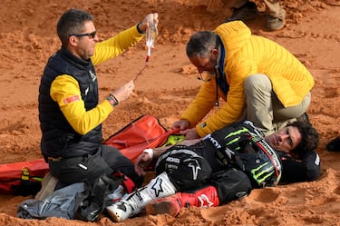 El piloto español Joan Barreda es asistido por el personal médico después del accidente que tuvo con su moto. 