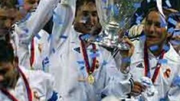 <b>TODA UNA LEYENDA.</b> El diario "La Gazzetta dello Sport" dedica parte de sus páginas a Raúl González Blanco al que identifica con el madridismo y con tan sólo 25 años, dice el diario italiano ya es una leyenda del Real Madrid. En la foto, el delantero blanco levanta la novena Copa de Europa.