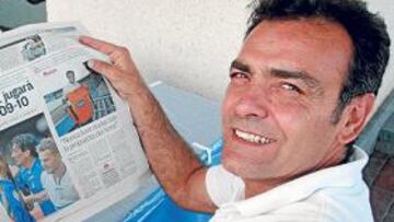 <b>FELIZ CON LA RESOLUCIÓN</b>. El presidente azulino se mostró ayer muy satisfecho del informe que elevó la Liga al Consejo Superior de Deportes (CSD). Para él, ha quedado claro que no hay caso y que el Xerez seguirá en Primera. En la imagen, Osma posa con la edición de AS de ayer, donde se reflejaba la feliz noticia.